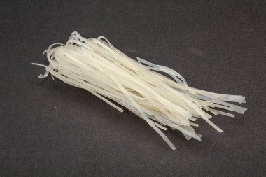 Kuru pirinç eriştesi pişirmeye hazır.