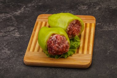 Pişirmek için çiğ biber ve et.