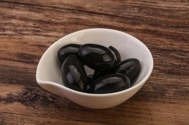 Kavanozda salamura siyah zeytin