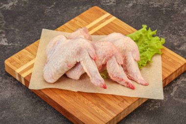 Çiğ tavuk kanatları pişmeye hazır.