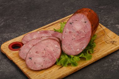 Baharatlı ve otlu füme jambon.