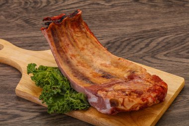 Baharatlı ve otlu domuz pirzolası.