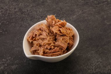 Salata için konserve ton balığı filetosu.