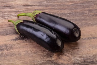 İki taze çiğ patlıcan pişirmek için izole edilmiş.