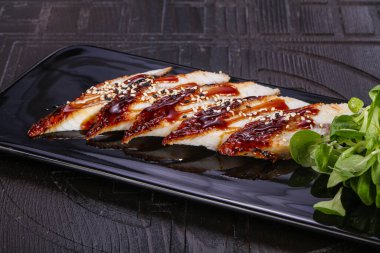 Dilimlenmiş yılan balıklı Japon mutfağı.