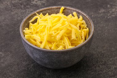 Yemek pişirmek için kasede dilimlenmiş sarı peynir.