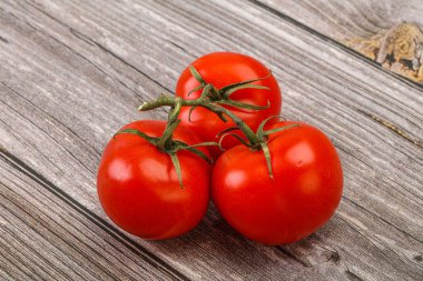 Kırmızı parlak olgun ve tatlı domates dalı