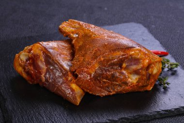 Çiğ kuzu inciği pişirmeye hazır.