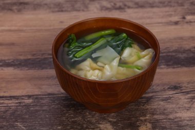 Bitki ve baharatlı geleneksel Asya Wonton çorbası.