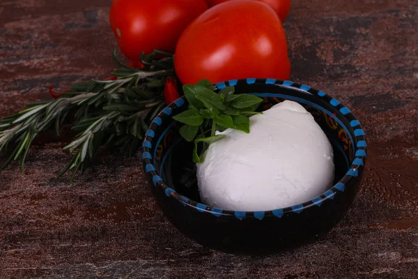 Palla Mozzarella Italiana Servita Con Basilico Pomodori — Foto Stock