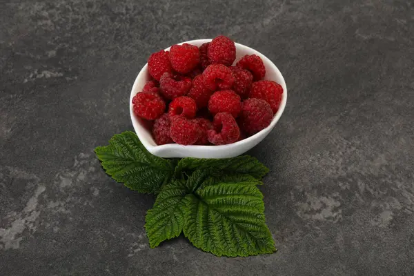 Rode Heldere Rijpe Zoete Frambozen Met Blad — Stockfoto