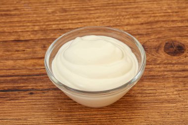 Süt ekşi krema kasede