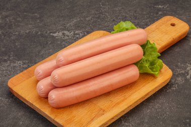 Lezzetli et sosisleri güverteye yığılmış.