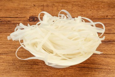 Haşlanmış pirinç eriştesi pişirmeye hazır.