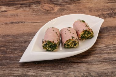 Peynirli ve sarımsaklı jambonlu sandviç.