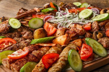 Izgara et, barbekü ve sebze karışımı. 