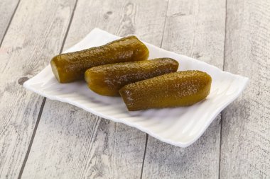 Kâsede ev yapımı salatalık turşusu