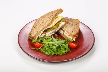 Tavuk göğsü, domates ve peynirli sandviç.