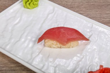 Ton balıklı geleneksel Japon suşisi.