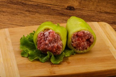 Pişirmek için çiğ biber ve et.