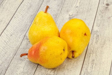 Arka planda taze sarı armut