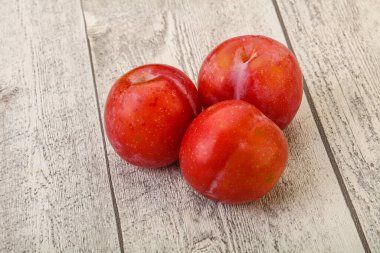Olgun tatlı kırmızı erik yığını