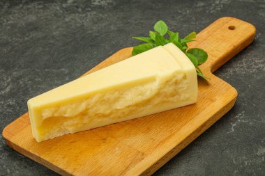 Sert parmesan peynirli fesleğen.