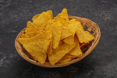 Meksika mısır cipsi üçgen yığını.
