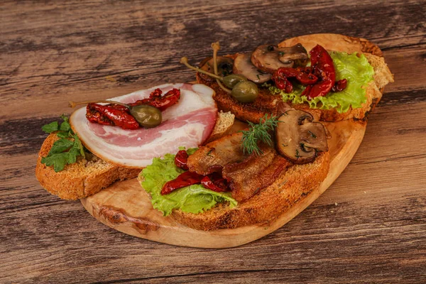 Aperitivo Italiano Mezcla Bruschetta Con Carne Verduras — Foto de Stock