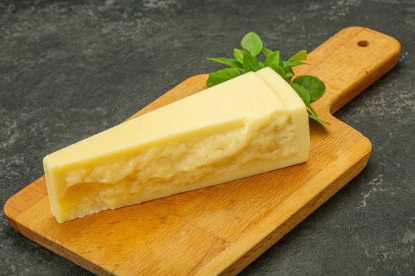 ハードパルメザンチーズはバジルの葉を提供 — ストック写真