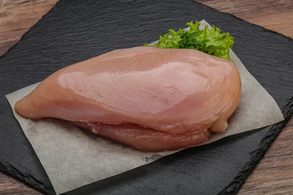 Pişirmek için çiğ tavuk göğsü.
