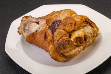 Baharatlı ve otlu domuz budu.