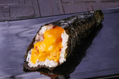 Somon ve soslu Japon mutfağı.