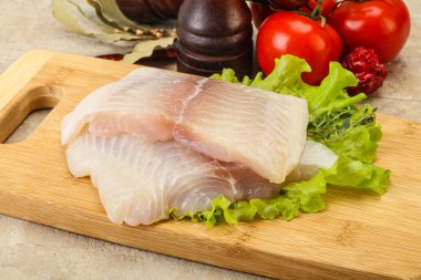 Pişirmek için çiğ pangasius fileto balığı.