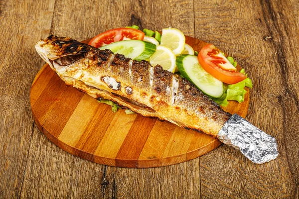 Pesce Branzino Grigliato Servito Verdure — Foto Stock