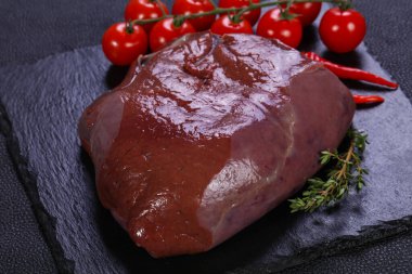 Çiğ domuz ciğeri pişmeye hazır.