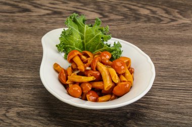 Terbiye edilmiş mantar. Kasede küçük bal aromalı.