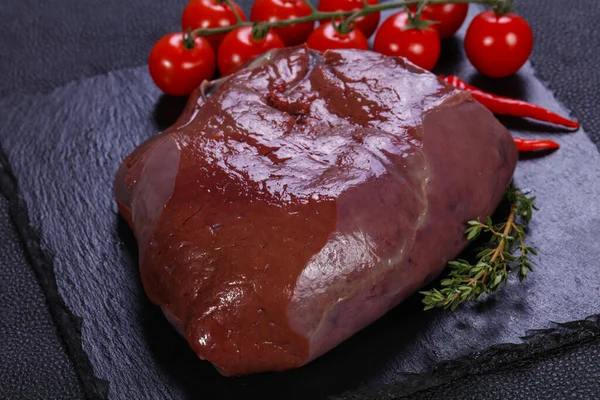 Çiğ domuz ciğeri pişmeye hazır.