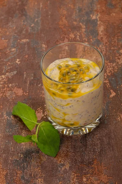 Chia 'lı puding ve naneli tutku meyvesi.