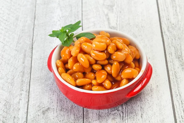 Feijão Branco Com Molho Tomate Servido Folhas Manjericão — Fotografia de Stock