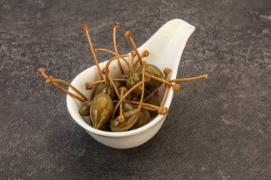 Lezzetli kapari meyveleri kasede 