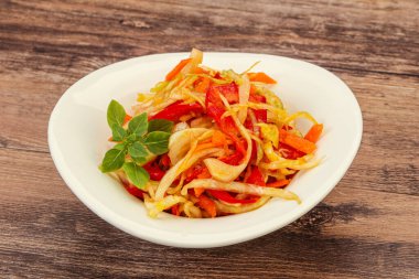 Havuç ve biberli vejetaryen lahana salatası 