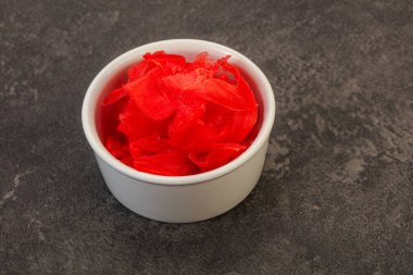 Asya mutfağı terbiye edilmiş zencefil kökü kasede.