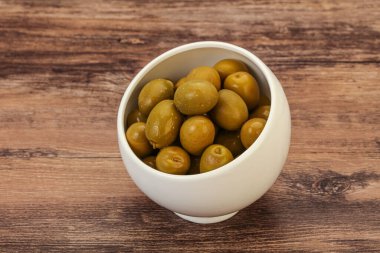 Kavanozda yeşil zeytin turşusu