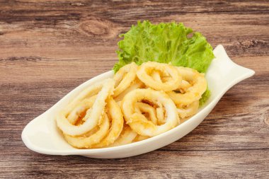 Kavrulmuş kalamar halkaları ve kasede salata.