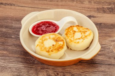 Kahvaltıda çilek reçelli süzme peynirli krep.