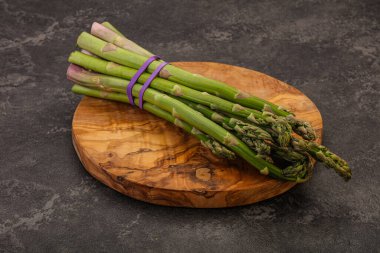 Vejetaryen mutfağı - Pişirmek için çiğ kuşkonmaz yığını