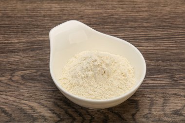 Buğday unu kasede yemek pişirmek için.