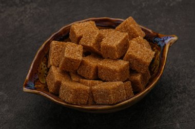 Kahverengi baston şeker yavruları kasede