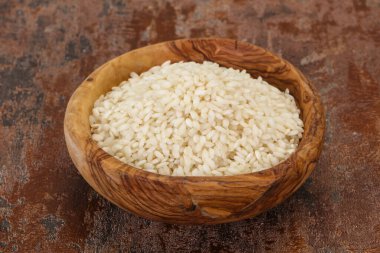 İtalyan pilavı için çiğ Arborio pilavı.